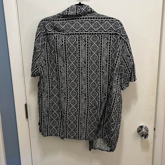 NWOT Paisley Mens Short Sleeve Button Down - Picture 4 of 4